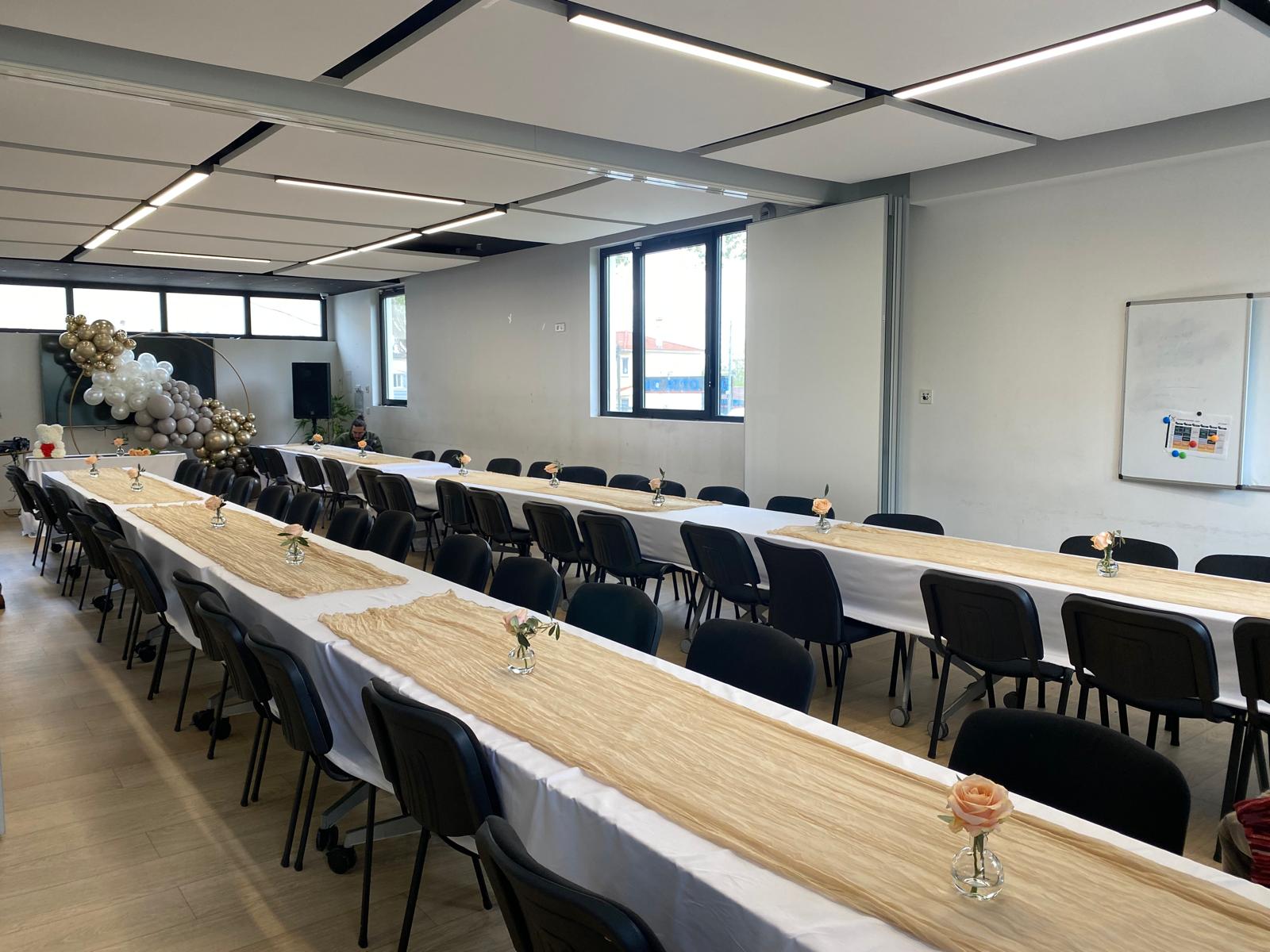 Grande salle au rez-de-chaussée décorée - 4