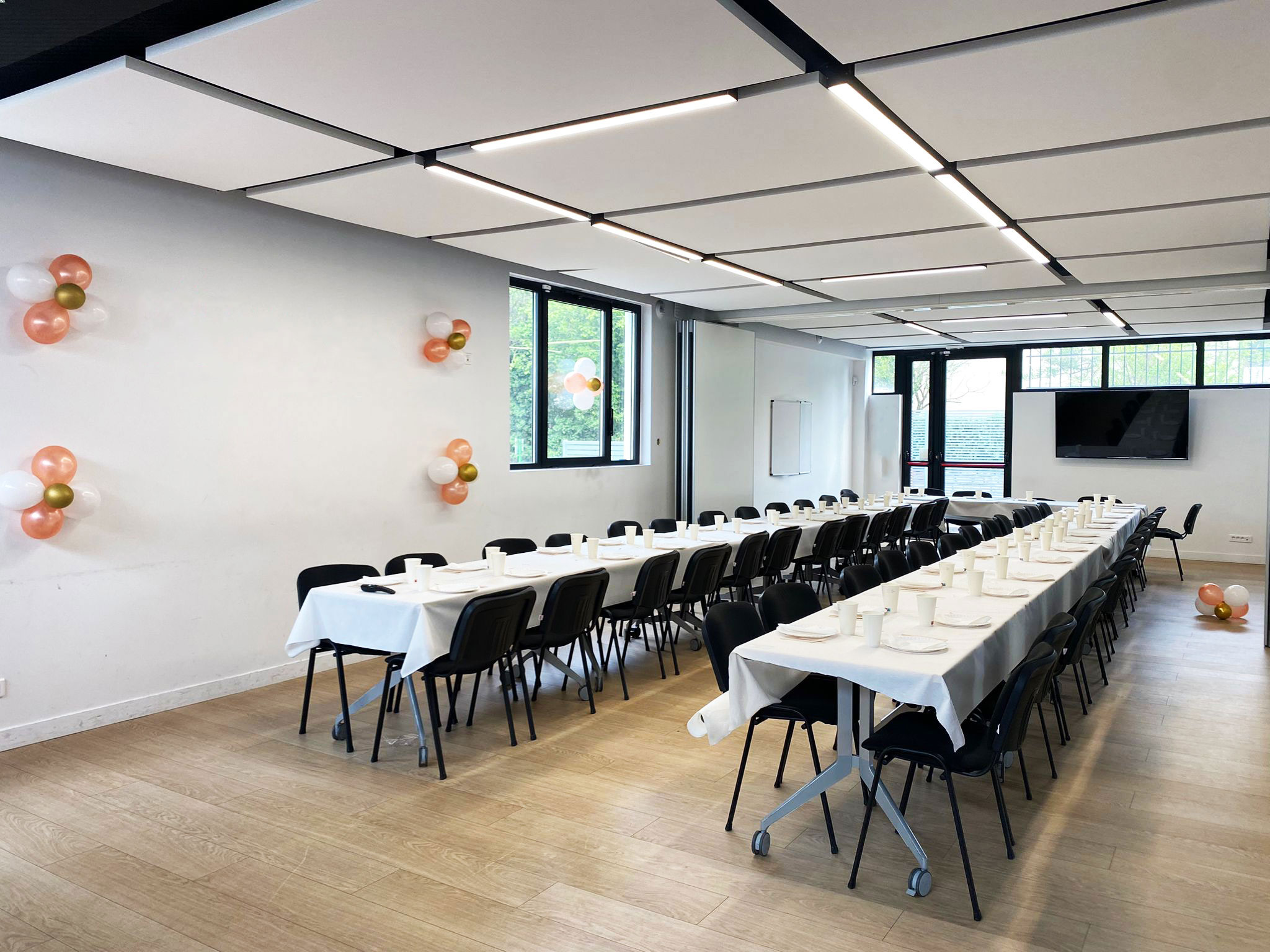 Grande salle au rez-de-chaussée décorée