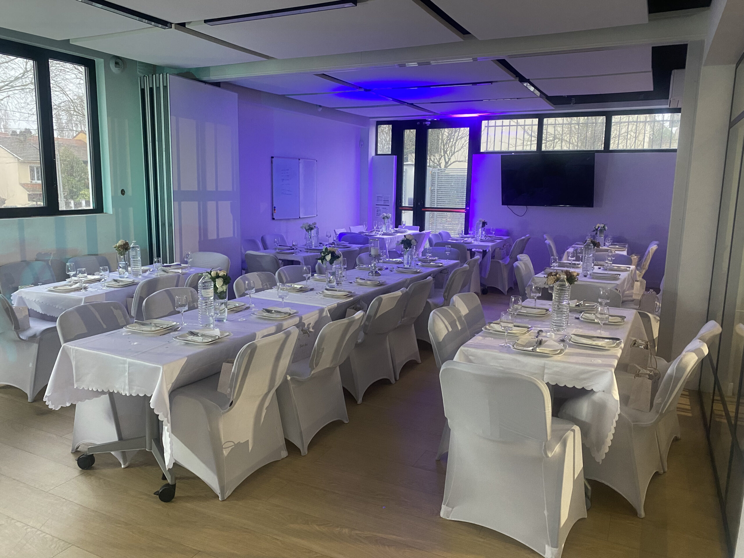 Grande salle au rez-de-chaussée décorée - 3